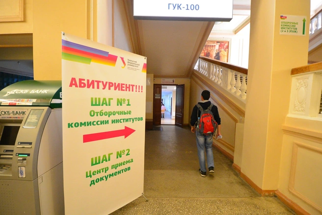 В России не остается бесплатного образования? Выучить ребенка становится дороже на 20% каждый год Родители готовы отправлять детей в другие города, чтобы только выучить. Высокие баллы ЕГЭ могут ничего не значить | Источник: Артем Устюжанин / E1.RU