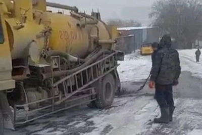 Машина сливала жидкость на дорогу в СНТ