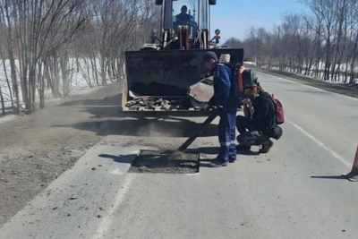 На трассе Долинск – Быков начали ямочный ремонт