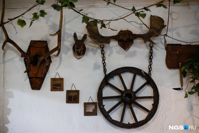 На стенах ресторана&nbsp;— подарки от гостей | Источник: Андрей Бортко / NGS.RU 