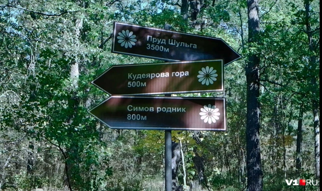 Весь Лох усеян табличками к достопримечательностям | Источник: Илья Воробушкин / V1.RU