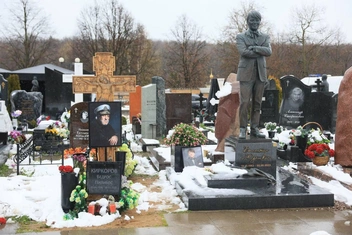Могилы Бедроса Киркорова и Валентина Юдашкина стоят напротив  | Источник: Артем Устюжанин / MSK1.RU