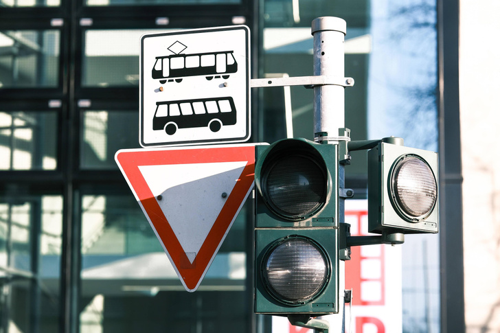 Где впервые ввели правила дорожного движения?