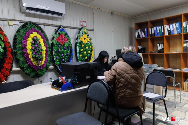 За несколько часов до похорон сотрудники комбината всё же приняли документы | Источник: Алексей Волхонский / V1.RU