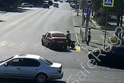 Электроскутер столкнулся с авто в Волгограде