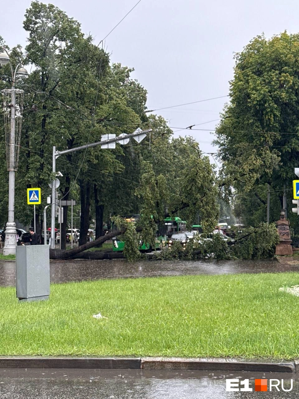 Движение на проспекте Ленина было закрыто | Источник: читатель E1.RU