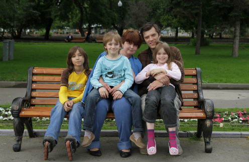 Большая семья: Елена и Олег с детьми Адилем, Севой и Дашей