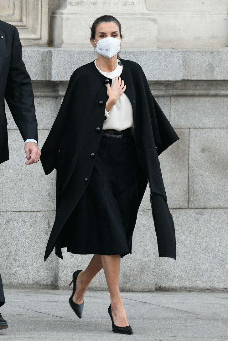 Фото №1 - Непрактично, но зато красиво: королева Летиция нашла идеальный кейп вместо пальто на весну 2022