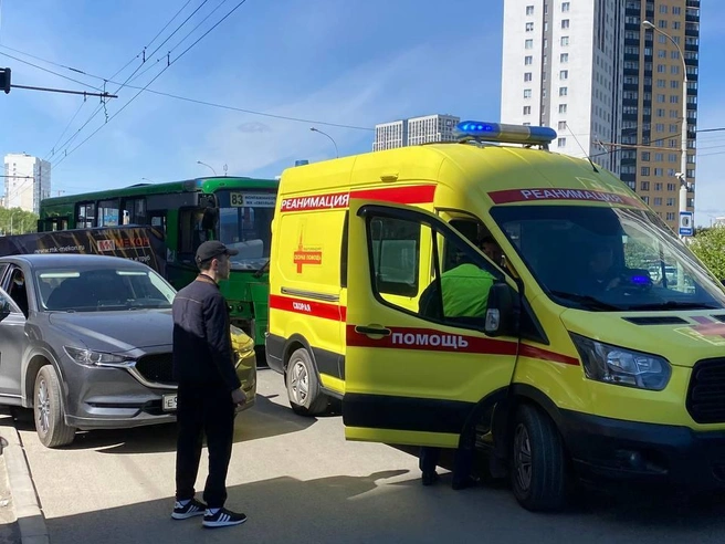 ДТП на Уктусе: автобус 83 и Mazda с прицепом | Источник: читатель E1.RU