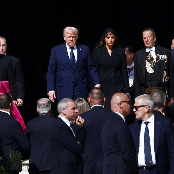 Трамп и Мелания на церемонии прощания с папой римским | Источник: Guglielmo Mangiapane / Reuters