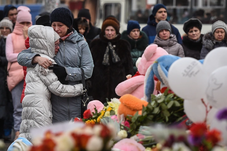 «Все храню: школьный рюкзак, тетради…»: как сегодня живут родители, потерявшие детей в огне «Зимней вишни»