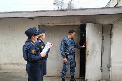 Судебные приставы урегулировали спор соседей из-за гаража