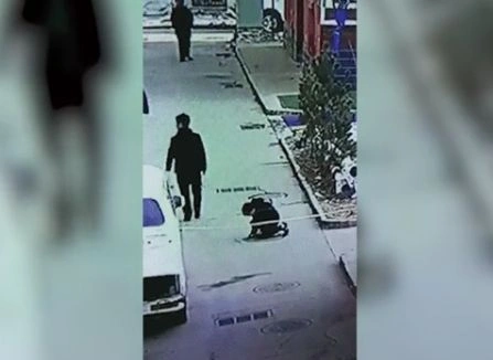 В Китае школьник бросил петарду в люк и взлетел на воздух (видео) | ya62.ru