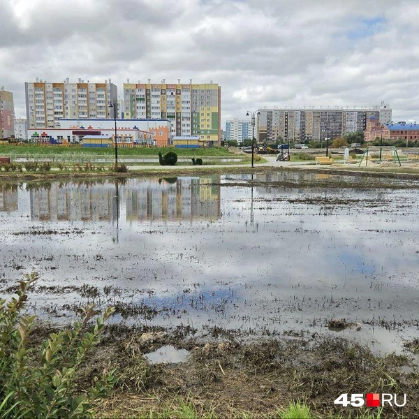 Парк в 4 микрорайоне после дождей находится в воде | Источник: Алёна Кисель /45.ru 