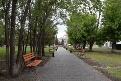 Курганцы жалуются на скамейки в парках: краска портит одежду