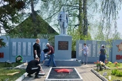 Сотрудники СК благоустроили мемориал в Тербунском округе