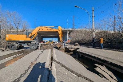 Провал на Семафорной полностью перекрыл движение