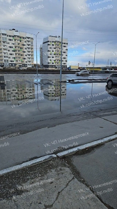 «Пора покупать гондолы». Улицы Нижневартовска оказались под водой | Источник: ЧП Нижневартовск / Vk.com