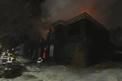 Пожар с открытым пламенем в двухэтажном доме Благовещенска