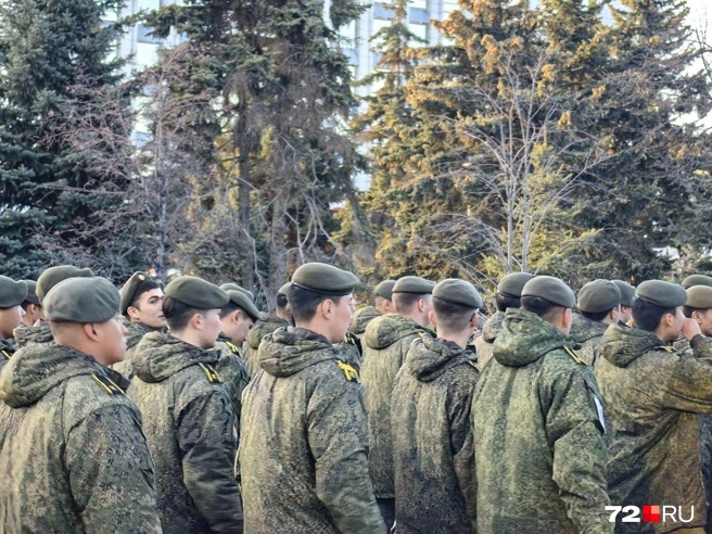 С песней всегда веселее, верно? Именно так рассуждали эти будущие защитники Отечества, маршируя по городу | Источник: Юлия Мальцева / 72.RU 