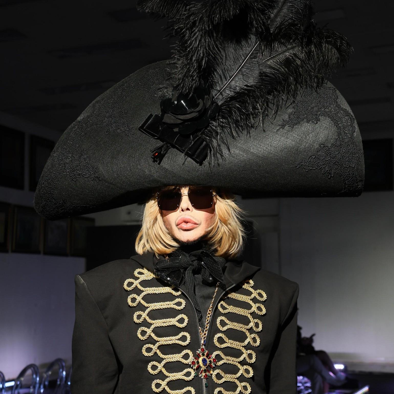 Неразлучные Диброва и Товстик, Зверев в гигантской шляпе и внучка кутюрье с ярко-желтыми волосами: показ в Доме Моды Зайцева