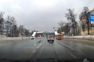 Льдина с перехода разбила стекло автомобиля в Нижнем Новгороде