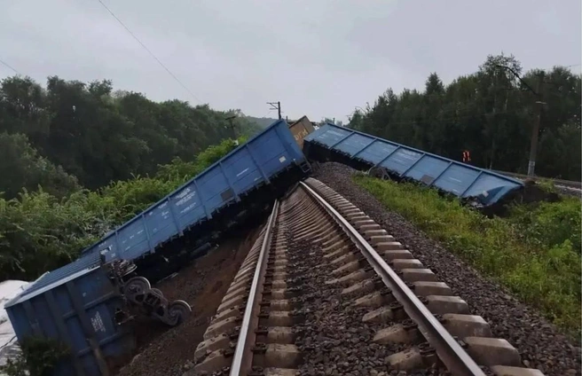 На Урале вагоны поезда разбросало вдоль путей | Источник: Уральская транспортная прокуратура