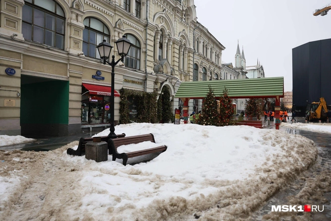 В самом центре прогулочной зоны выросли массивные грязные сугробы | Источник: Артем Устюжанин / MSK1.RU