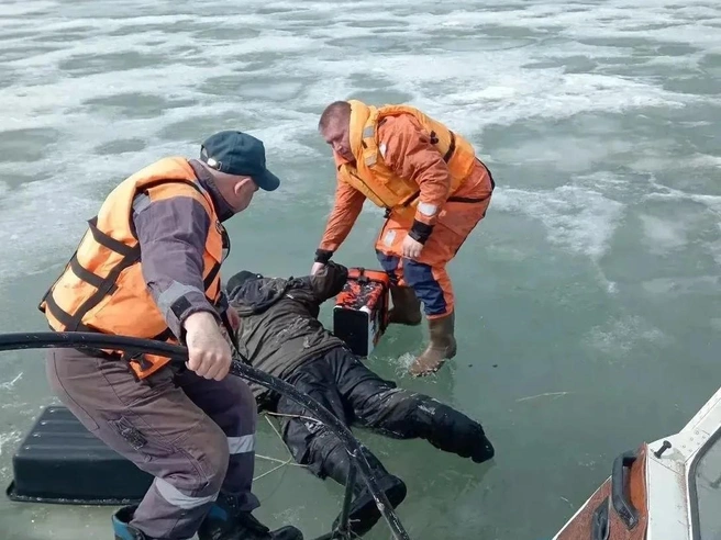 Одного из рыбаков госпитализировали | Источник: МЧС Новосибирской области