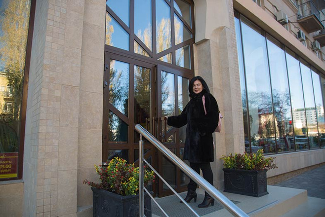 Блондинка, брюнетка и шатенка за рулем Volkswagen Tiguan