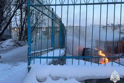 Fire with gas holder extinguished in Murmansk yard on Askol'dovtsev Street