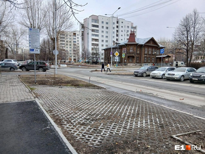 Утренний час пик. Все платные места заняты, кроме тех, что ограждены тросами | Источник: читатель E1.RU