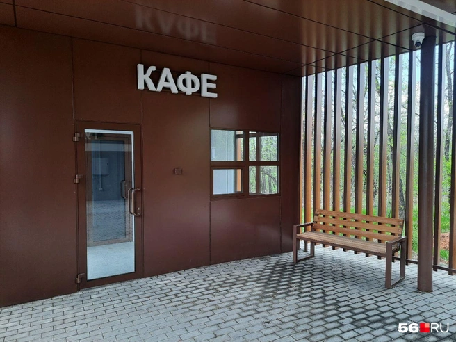 Здесь должно быть кафе, которое тоже пока не работает | Источник: Анастасия Баринова / 56.RU