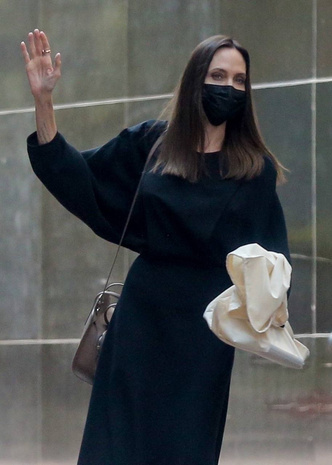 Анджелина Джоли нашла самое идеальное черное платье