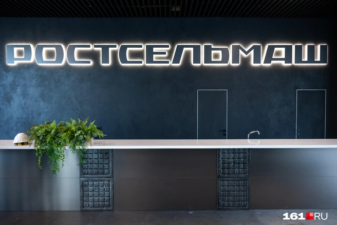 Эта барная стойка декорирована пластинами из главного конвейера | Источник: Евгений Вдовин / 161.RU