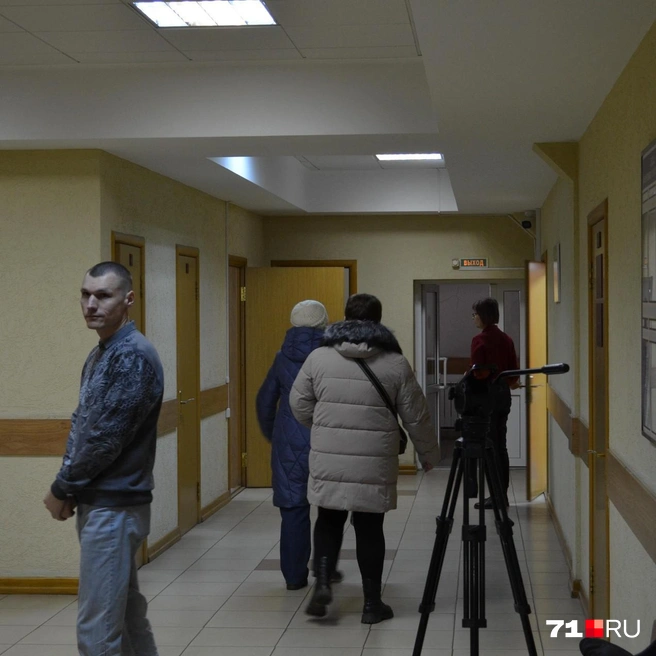 Людмила и дочь старательно прячутся от камер | Источник: Максим Улитов / 71.RU