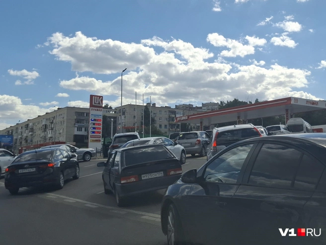 Так выглядела одна из самых загруженных заправок в центре города | Источник: Тимофей Крылов / V1.RU