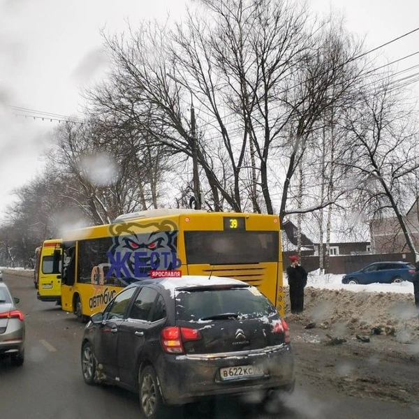 Из-за ДТП днем 18 января на проспекте Авиаторов растянулась многокилометровая пробка | Источник: Жесть Ярославль / Telegram