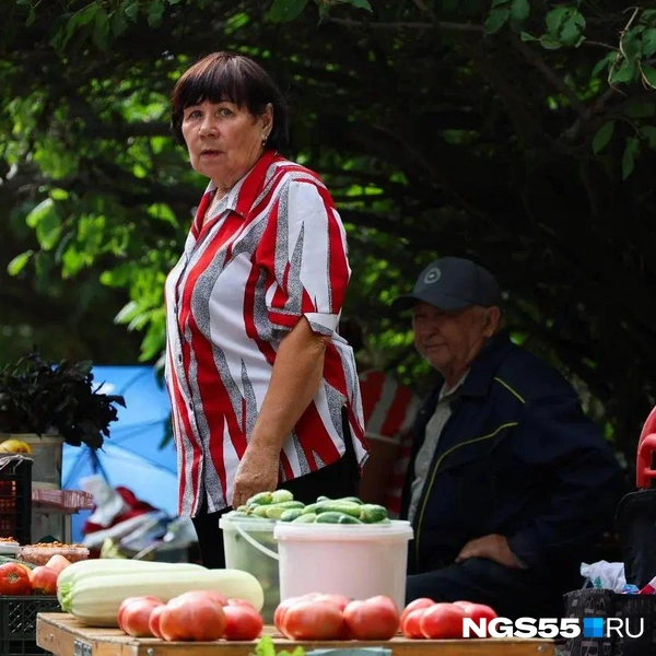 Торгующим на бульваре овощами бабушкам все нравится | Источник: Евгений Софийчук / NGS55.RU