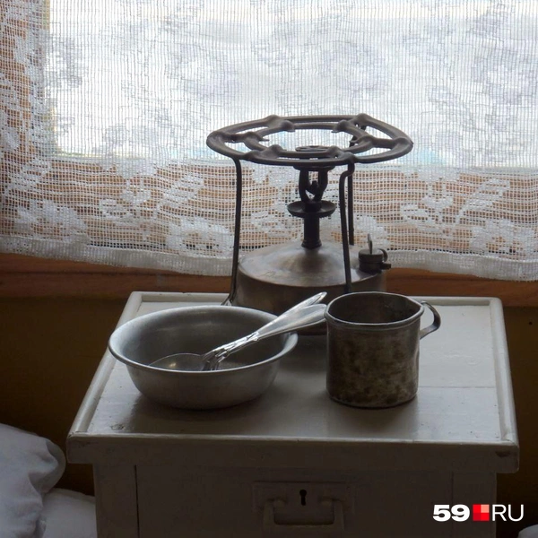 Лампа и набор посуды | Источник: Кирилл Хафизов / 59.RU