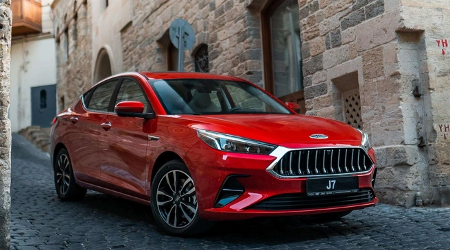 JAC J7&nbsp;— донор для «Москвича-6»&nbsp;— выпускался в Казахстане и продавался параллельно с псевдороссийской моделью. Прошлый год модели закончили в ничью&nbsp;—&nbsp;по 1,5 тысячи продаж на каждую. Однако растущие утильсборы и обостряющиеся отношения с Казахстаном ослабляют позиции импортируемой модели, поэтому дилеры распродают остатки | Источник: JAC