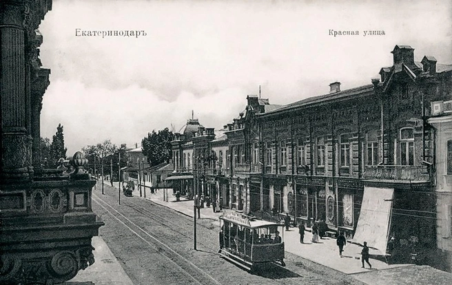 Улица Красная, 1917 год, слева&nbsp;— дом Семена Бейма. Его еще называют «дом со львами» | Источник: Goskatalog.ru