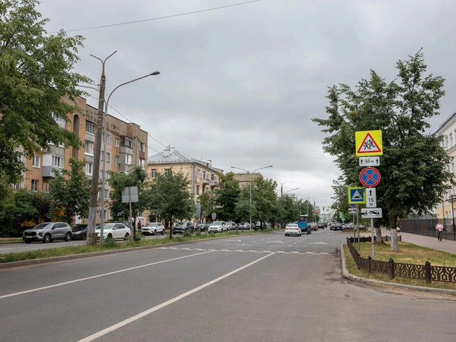 Дальше по улице расположены школа № 44, жилые дома, магазины и кафе. | Источник: Александр Куренной / 76.RU