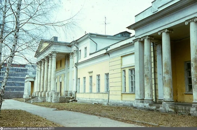 А вот так усадьба выглядела в 1980–1990-х годах | Источник: yorik2011 / Pastvu.com