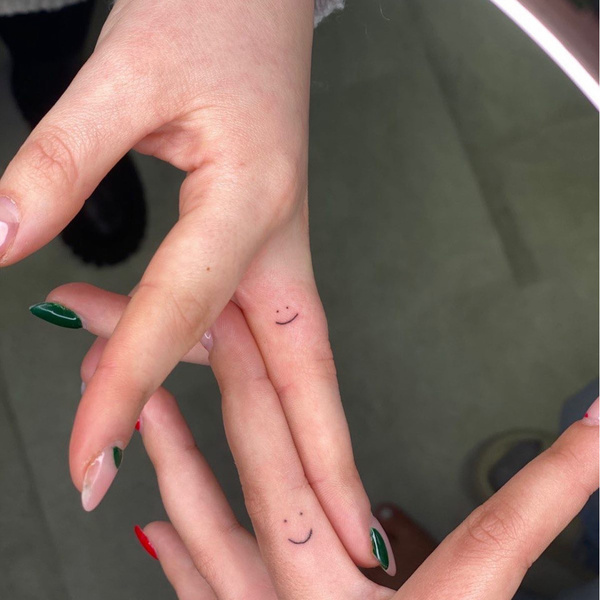 Мило и стильно: минималистичные татуировки на пальцы рук