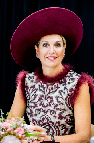 Дело в шляпе: королева Нидерландов покорила эффектным аутфитом (и улыбкой)