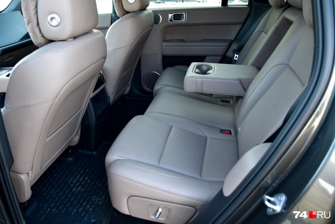 Второй ряд Lixiang: в целом всё очень похоже, но есть трехзонный климат-контроль | Источник: Артем Краснов