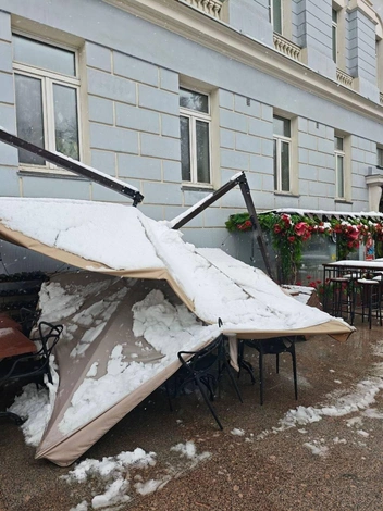 Под гнетом снега на Никитском бульваре рухнул навес | Источник: Москва с огоньком / T.me