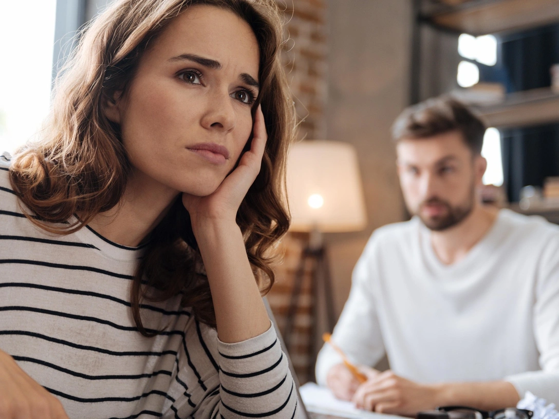 Мужская логика: что на самом деле означают странные поступки вашего партнера | marieclaire.ru