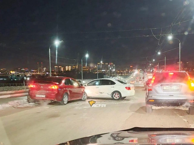 Столкновение автомобилей на Октябрьском мосту в Новосибирске | Источник: ACT-54 Black / T.me